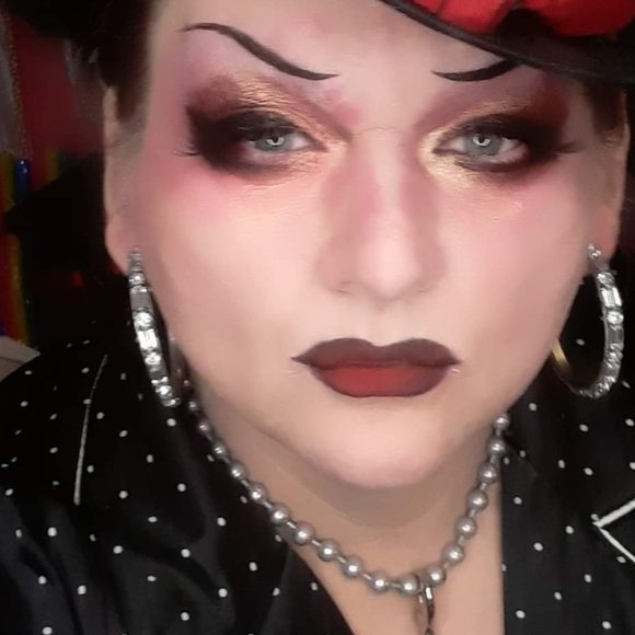 Meet Maralee. A Lifelong makeup lover and artist, my face is my favorite canvas. - Picture 10 of 13